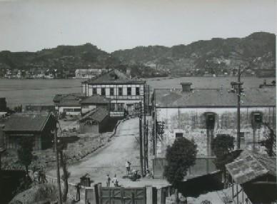 南山手町から小曽根町の三菱高島炭坑舎付近を見る
