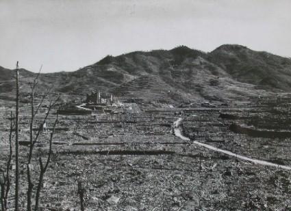 松山町の高台から浦上天主堂方面を望む