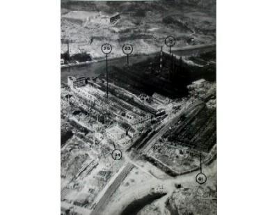 銭座国民学校付近上空から三菱長崎兵器製作所茂里町工場方面を望む