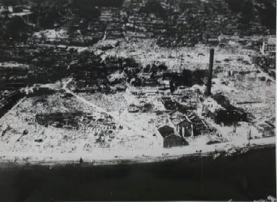 梁瀬町6丁目上空から帝国水産統制稲佐製氷工場方面を望む