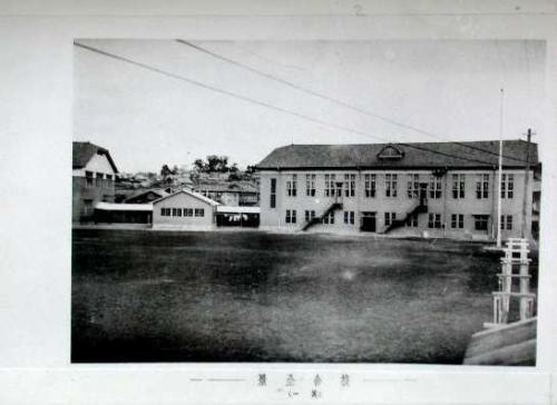 三菱工業青年学校（被爆前）2枚つなぎ写真中左から1枚目－校舎および職員室－