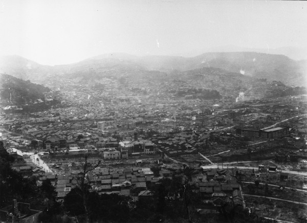 立山町高台から市街を望む（６枚つなぎ写真中左から２枚目） ―長崎市役所方面―
