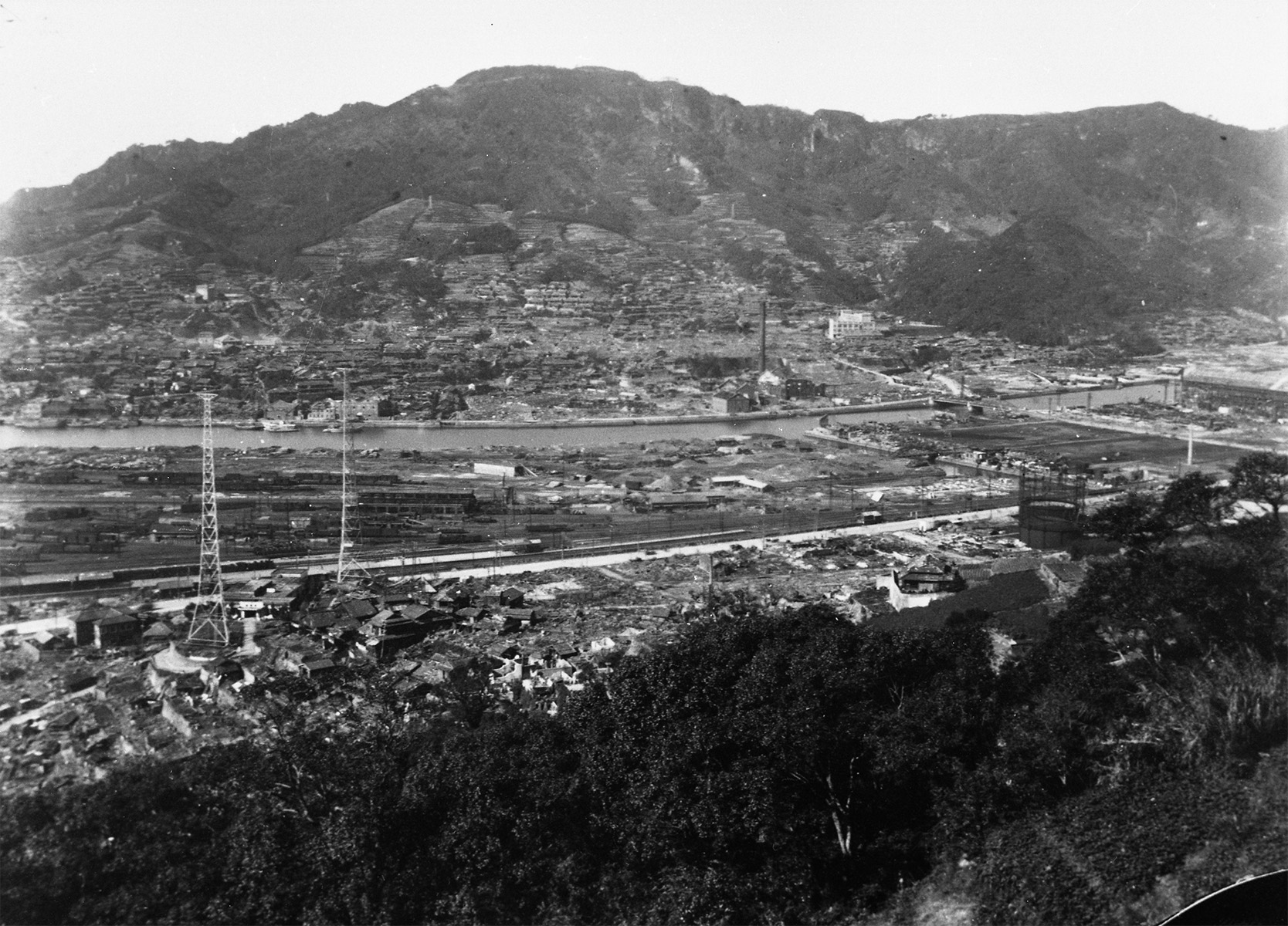 立山町高台から市街を望む（６枚つなぎ写真中左から５枚目） ―八千代町ガスタンク方面―