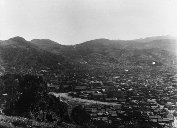 立山町高台から市街を望む（６枚つなぎ写真中左から２枚目） ―長崎市役所方面―