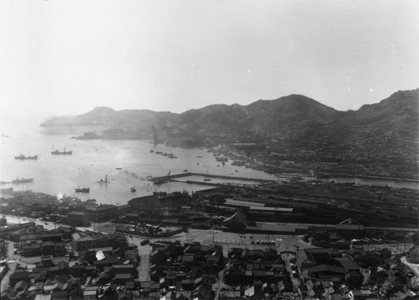 立山町高台から市街を望む（６枚つなぎ写真中左から４枚目）　―長崎駅方面―