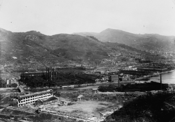 稲佐山中腹から市街を望む（５枚つなぎ写真中左から４枚目）　―淵国民学校方面―