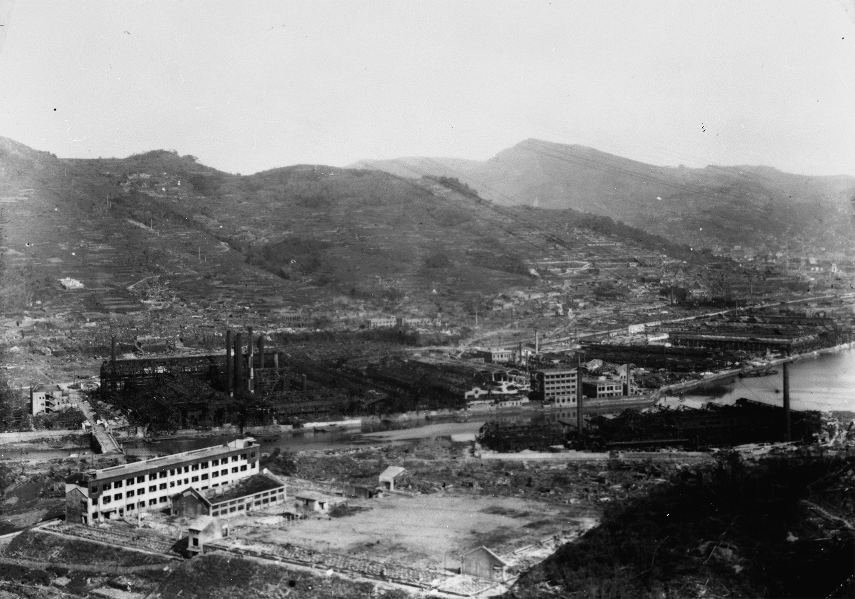 稲佐山中腹から市街を望む（５枚つなぎ写真中左から４枚目）　―淵国民学校方面―