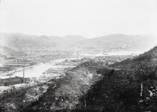 稲佐山中腹から市街を望む（５枚つなぎ写真中左から５枚目）　―稲佐橋方面―
