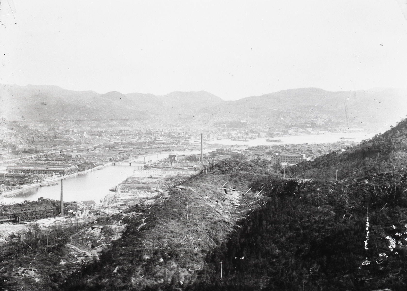 稲佐山中腹から市街を望む（５枚つなぎ写真中左から５枚目）　―稲佐橋方面―