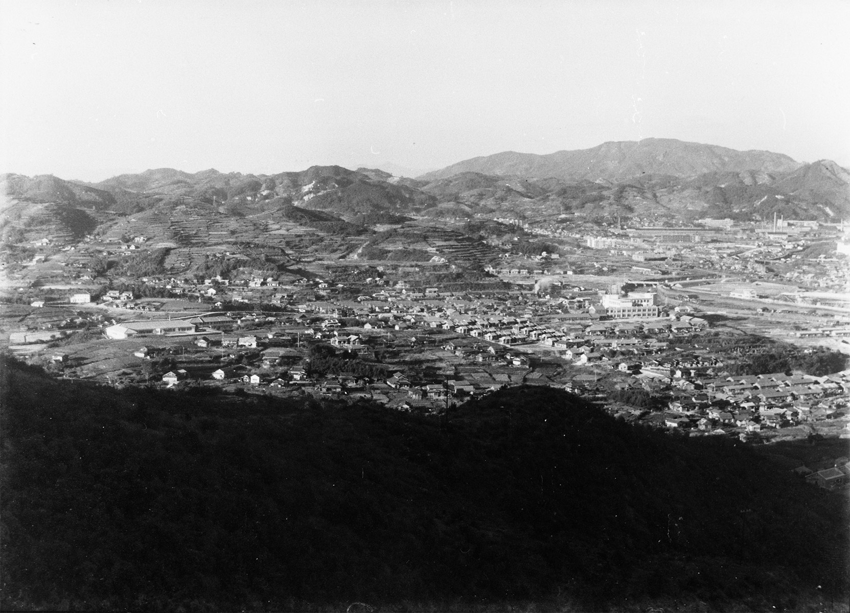 稲佐山中腹から市街を望む（５枚つなぎ写真中左から１枚目） ―城山町方面―