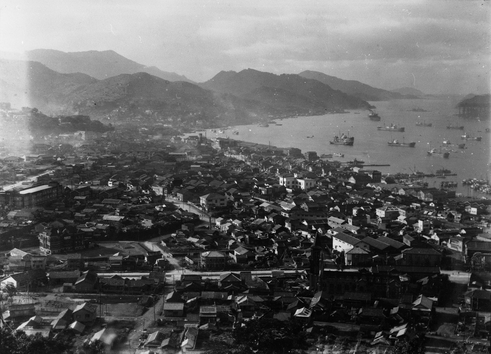 立山町高台から市街および長崎港を望む－（２枚つなぎ写真中左から１枚目）－西中町天主堂方面－