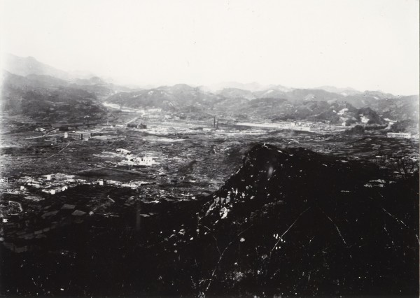 金比羅山頂より市街北部を望む（２枚つなぎ写真中左から２枚目） ―長崎医科大学方面―