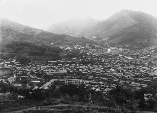 長崎市民運動場裏手より彦山方面を見る（２枚つなぎ写真中左から１枚目）－片淵町１・２丁目方面―
