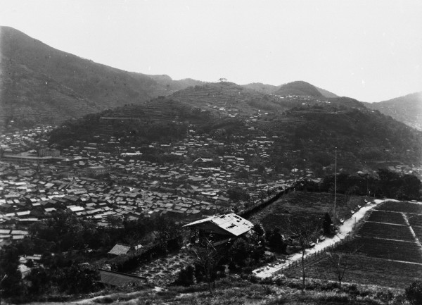 長崎市民運動場裏手より彦山方面を見る（２枚つなぎ写真中左から２枚目） －伊勢町方面―