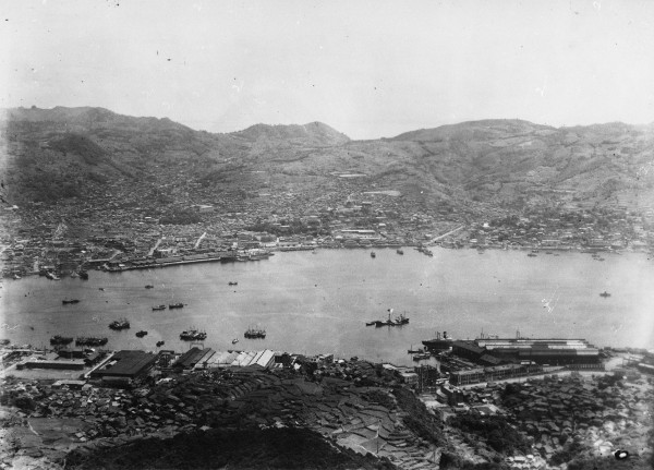 稲佐山山頂から市街を望む（５枚つなぎ写真中、左から３枚目）　―長崎港方面―