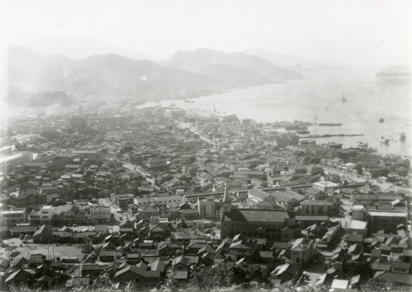 立山町高台から市街および長崎港を望む（２枚つなぎ写真中、左から１枚目） ―カトリック中町教会方面―