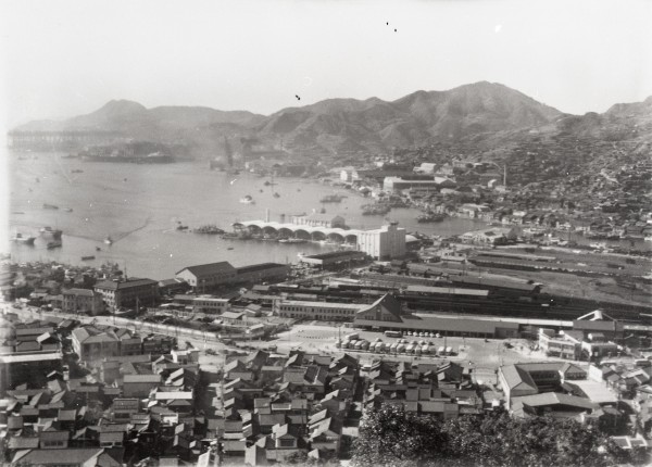 立山町高台から市街および長崎港を望む（２枚つなぎ写真中、左から２枚目）　―長崎駅方面―