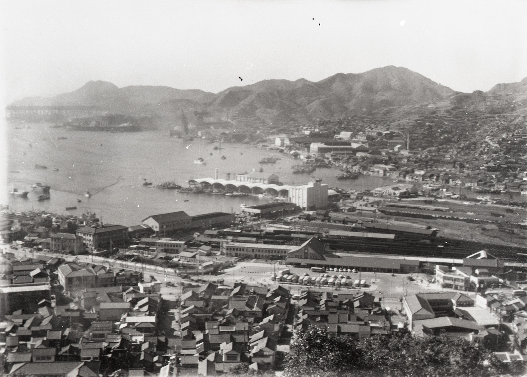 立山町高台から市街および長崎港を望む（２枚つなぎ写真中、左から２枚目）　―長崎駅方面―