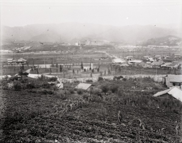 山里の丘から爆心地方面を望む