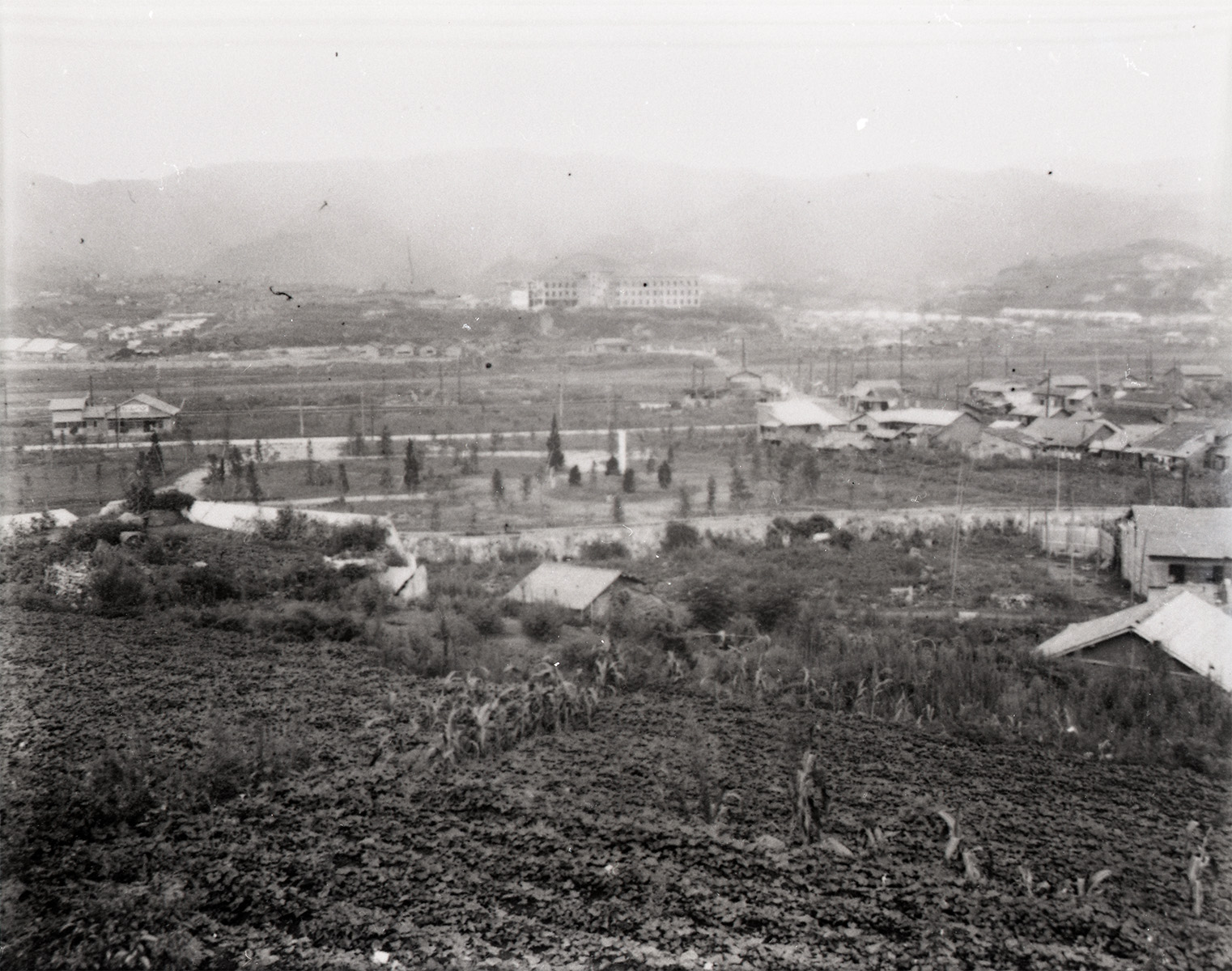 山里の丘から爆心地方面を望む