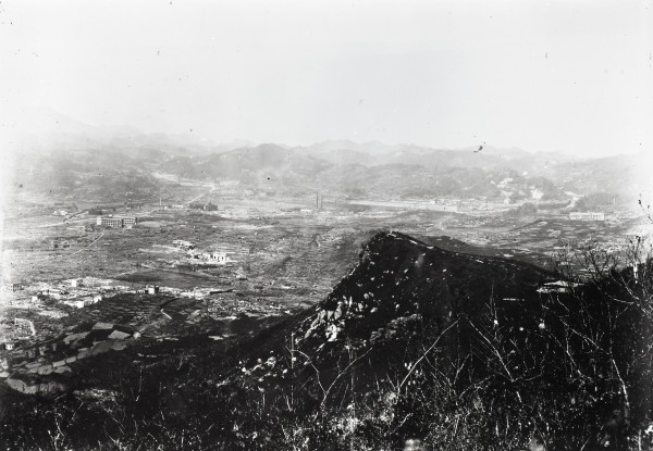 金比羅山中腹から爆心地方面を望む（2枚つなぎ写真中左から２枚目）－長崎医科大学方面ー
