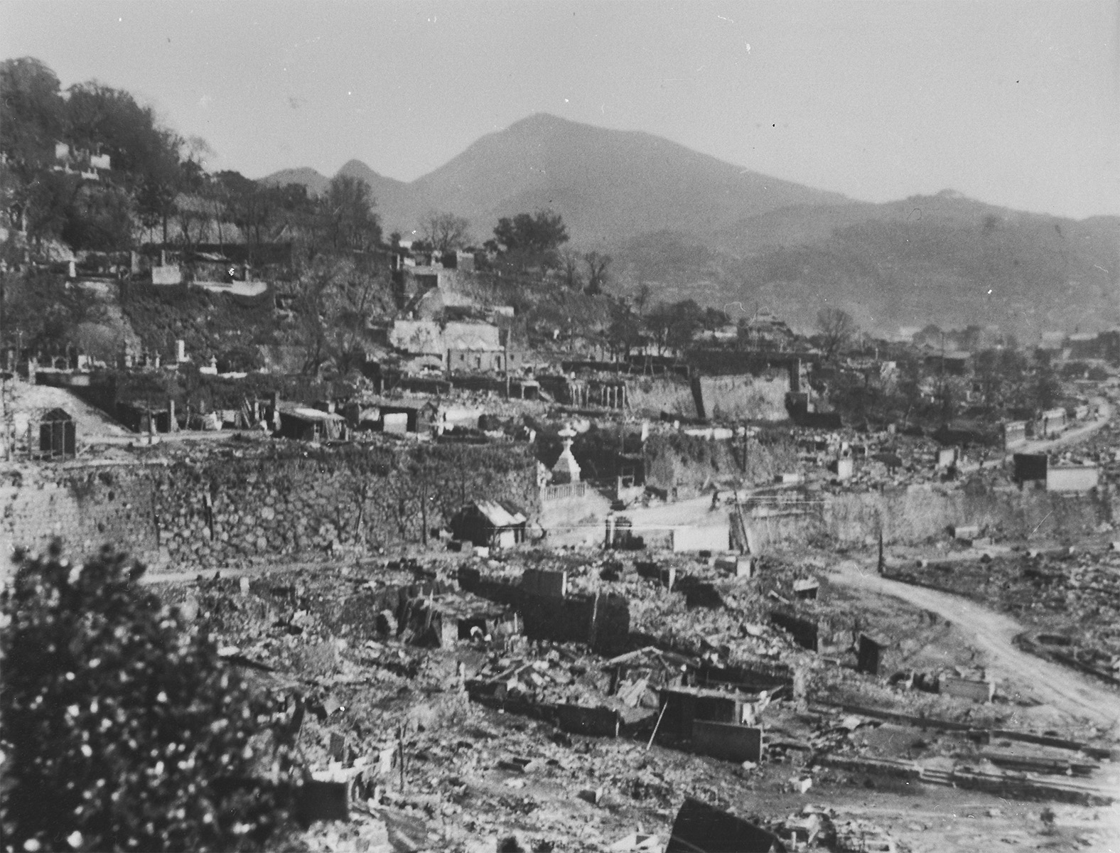 長崎放送局（ＮＨＫ）から市街を望む（３枚つなぎ写真中、左から１枚目）　―本連寺・福済寺方面―