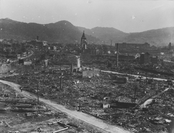 長崎放送局（ＮＨＫ）から市街を望む（３枚つなぎ写真中、左から２枚目）―西中町天主堂方面―