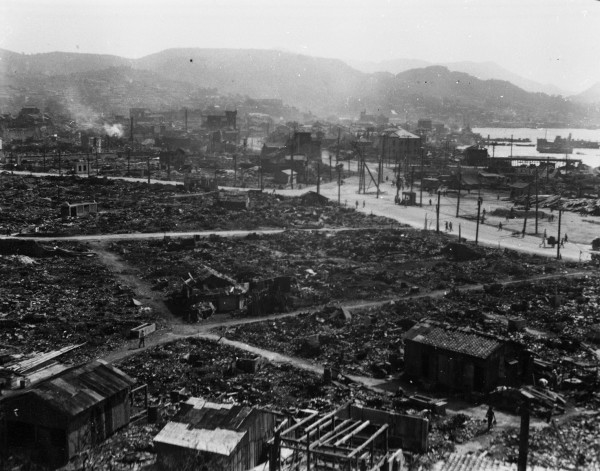 長崎放送局（ＮＨＫ）から市街を望む（3枚つなぎ写真中、左から３枚目） ―長崎駅前方面―