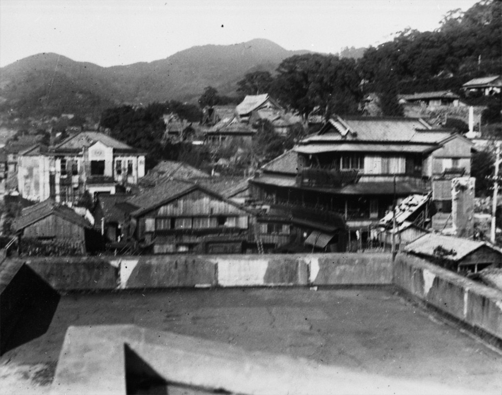 磨屋国民学校屋上から日本赤十字社長崎支部方面を見る