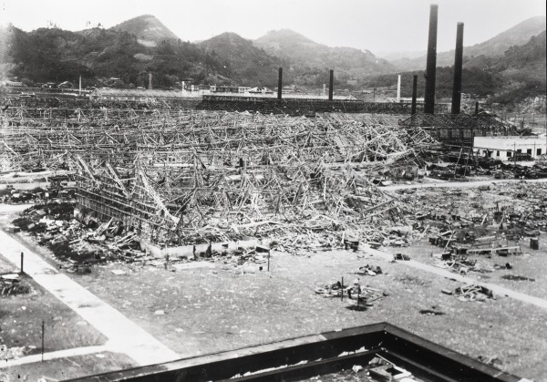 三菱長崎兵器製作所大橋工場技術部から見た工場全景（２枚つなぎ写真中左から２枚目）　―北北東側―