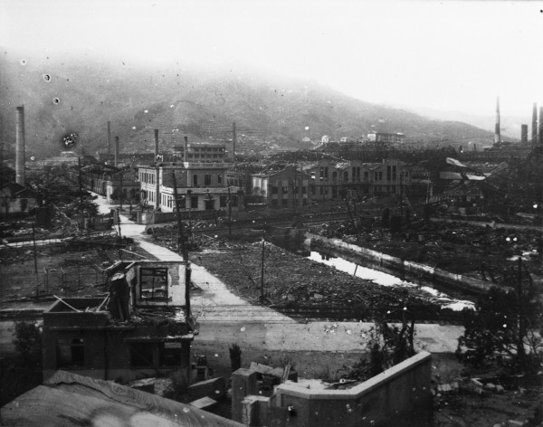 聖徳寺から三菱長崎兵器製作所茂里町工場を望む