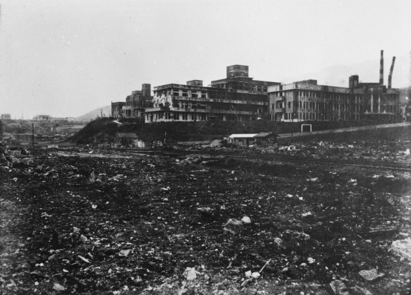 三菱工業青年学校マルハ工場付近から長崎医科大学附属医院を望む