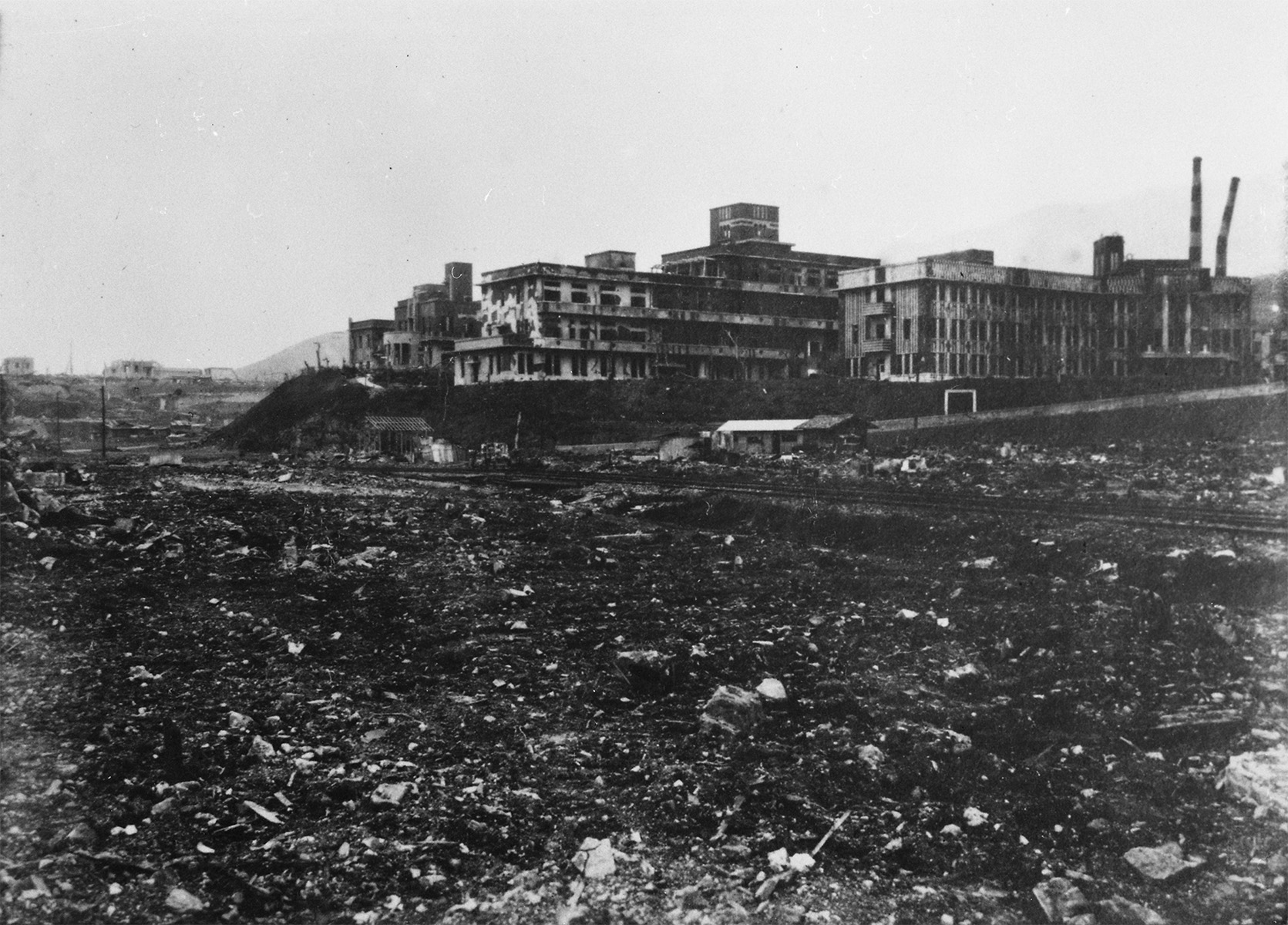 三菱工業青年学校マルハ工場付近から長崎医科大学附属医院を望む