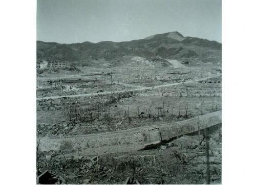 山里の丘から爆心地方面を望む