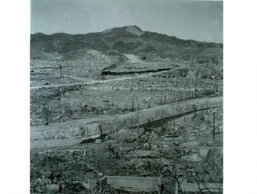 山里の丘より見た爆心地から第１病院までのパノラマ（５枚つなぎ写真中２枚目）―爆心地―