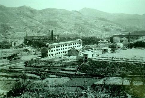 竹ノ久保町高台からのパノラマ（６枚つなぎ写真中左から５枚目）－淵国民学校校舎―