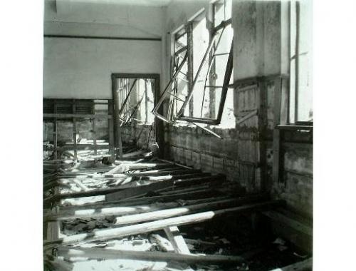 山里国民学校（２枚継ぎ写真中左から２枚目）－はずれた窓枠―