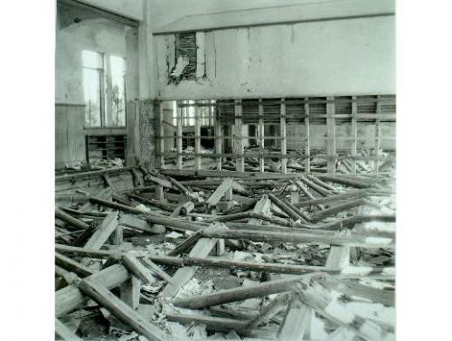 山里国民学校（２枚継ぎ写真中左から１枚目）－はずれた床桁―