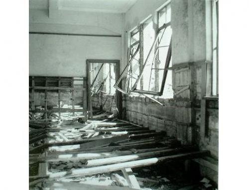 山里国民学校（２枚継ぎ写真中左から２枚目）－はずれた窓枠―