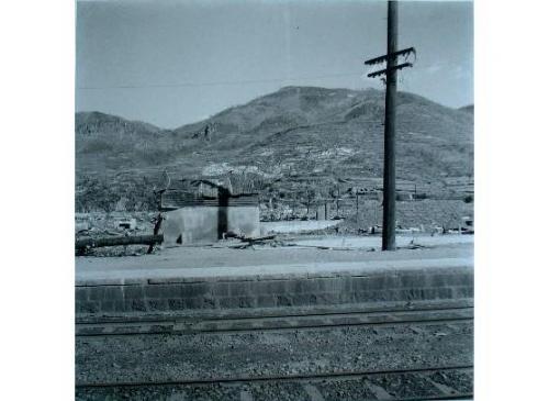 浦上駅プラットホームからのパノラマ（７枚つなぎ写真中左から６枚目）―坂本町方向を見る－
