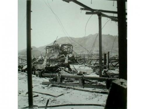 大橋電停終点の破壊された電車