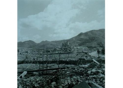 松山町から浦上天主堂を見る