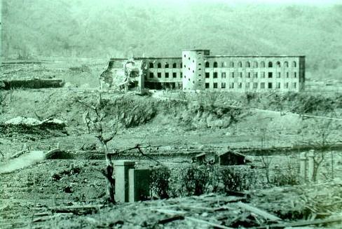 松山町の高台から城山国民学校を望む