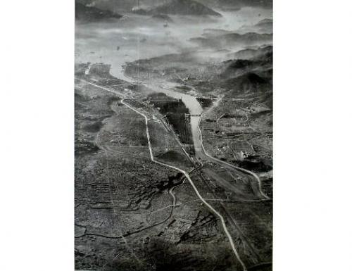 長崎市内北部上空から爆心地方面を望む