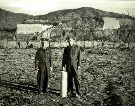 爆心地に立つ連合軍将校