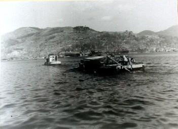 長崎港に浮かぶ団平船と曳き船