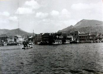 海上から大波止一帯を見る