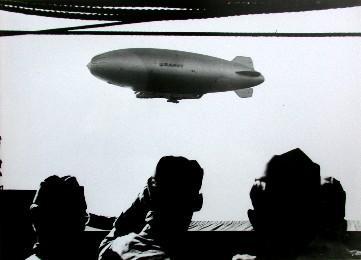 本国に帰還する米国海軍兵士と小型飛行船