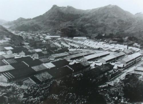 小ヶ倉村の高台から米国進駐軍兵舎を望む