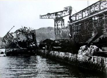 空襲による三菱長崎造船所飽ノ浦岸壁一帯の被害
